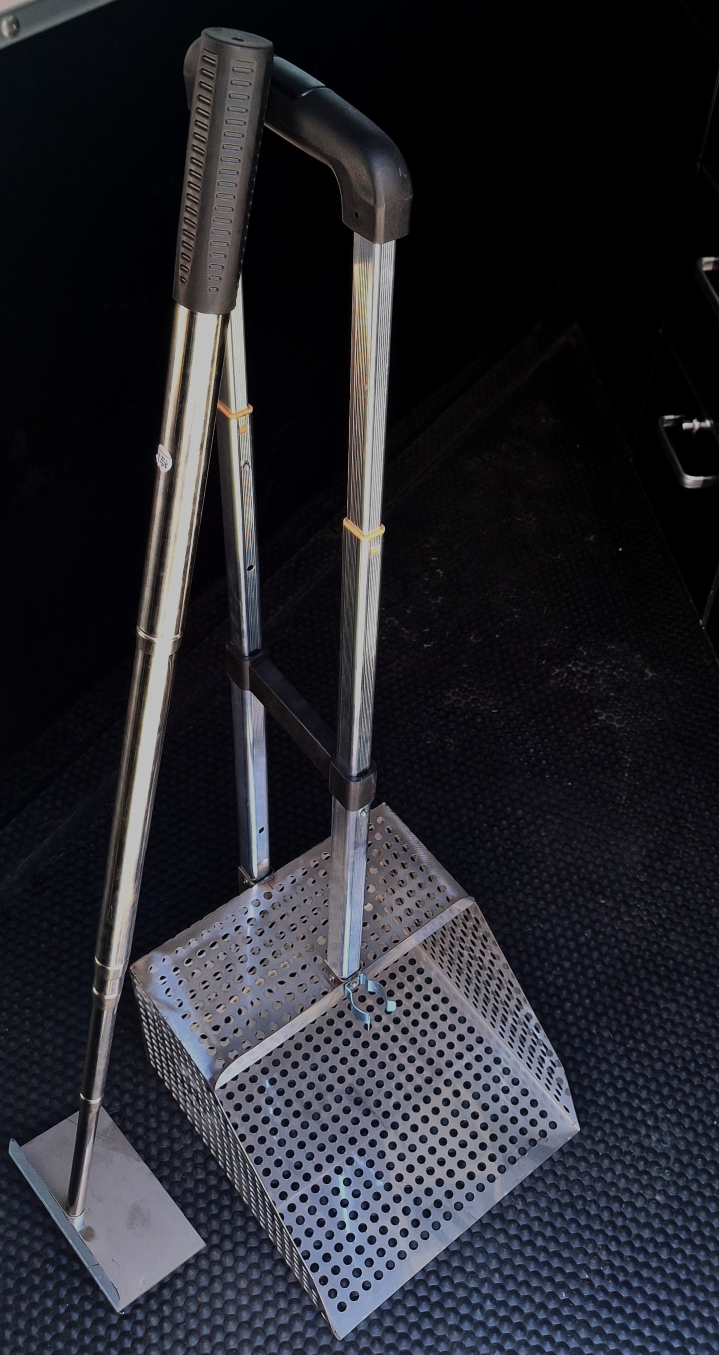 Manure Scooper - New model with telescopic handles!!