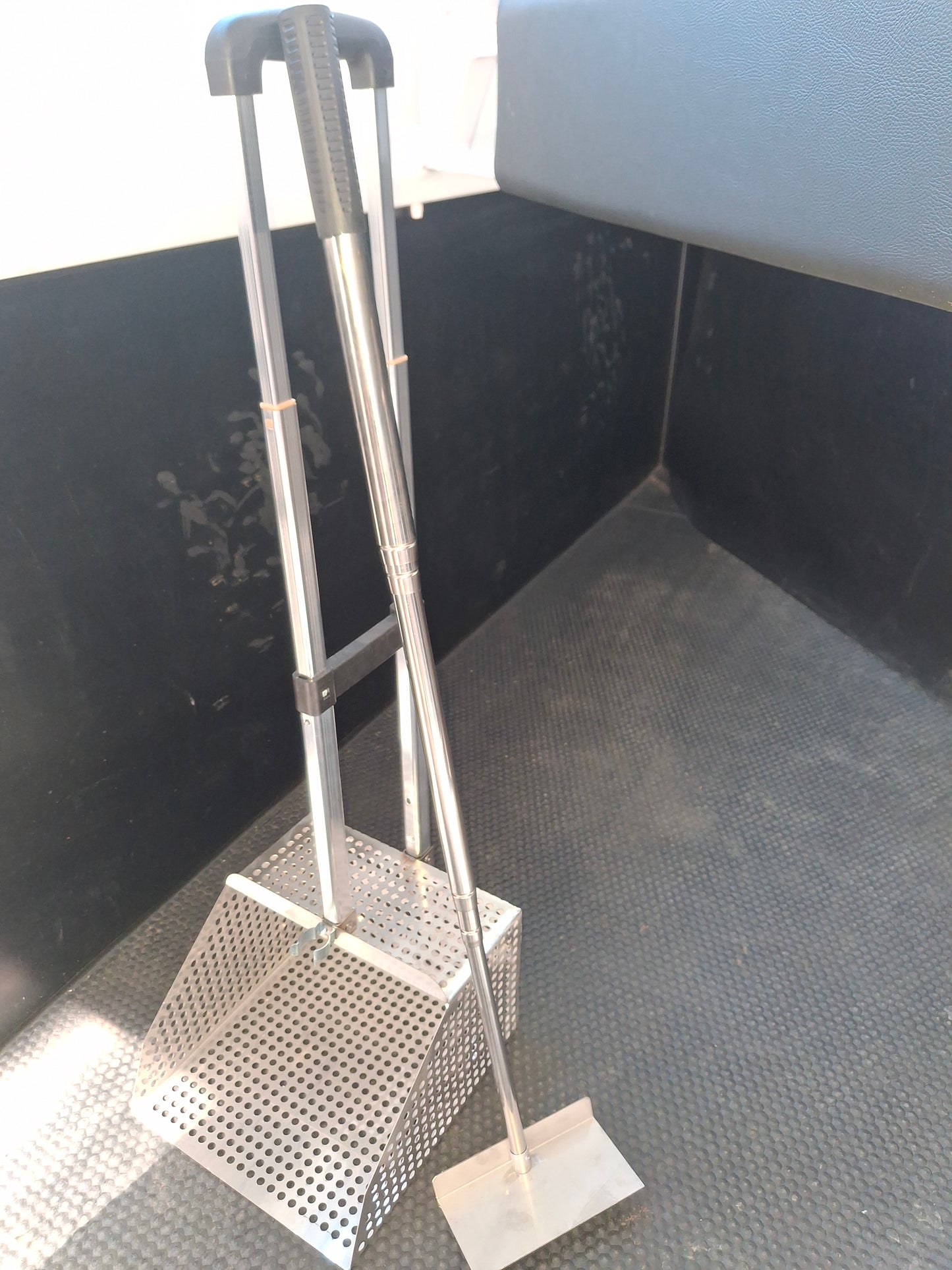 Manure Scooper - New model with telescopic handles!!