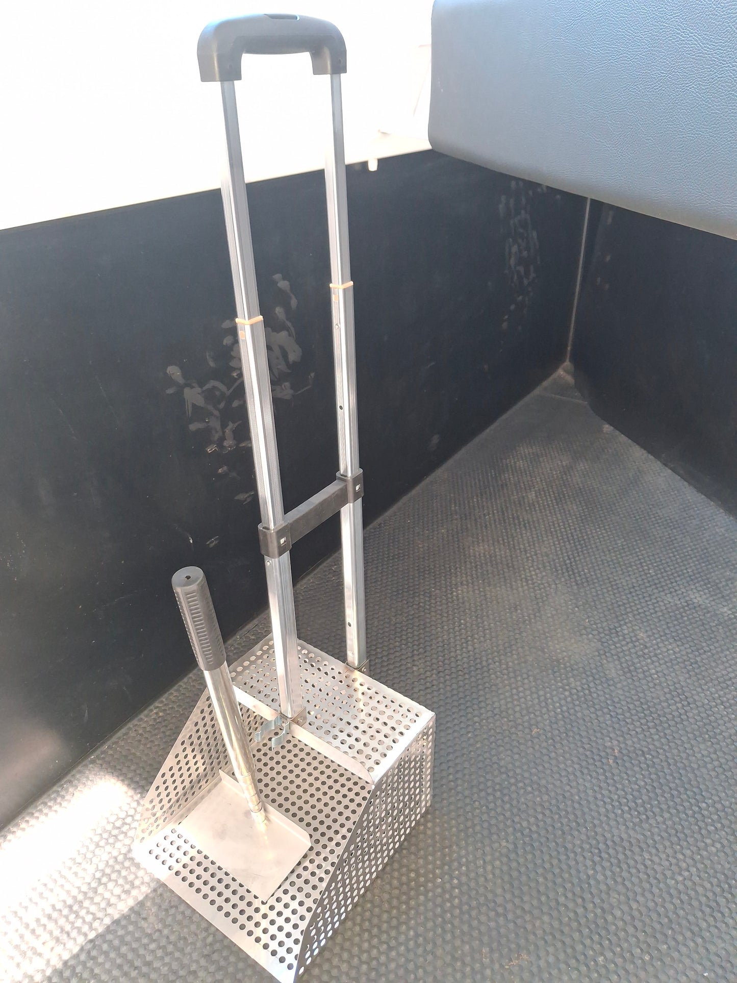 Manure Scooper - New model with telescopic handles!!