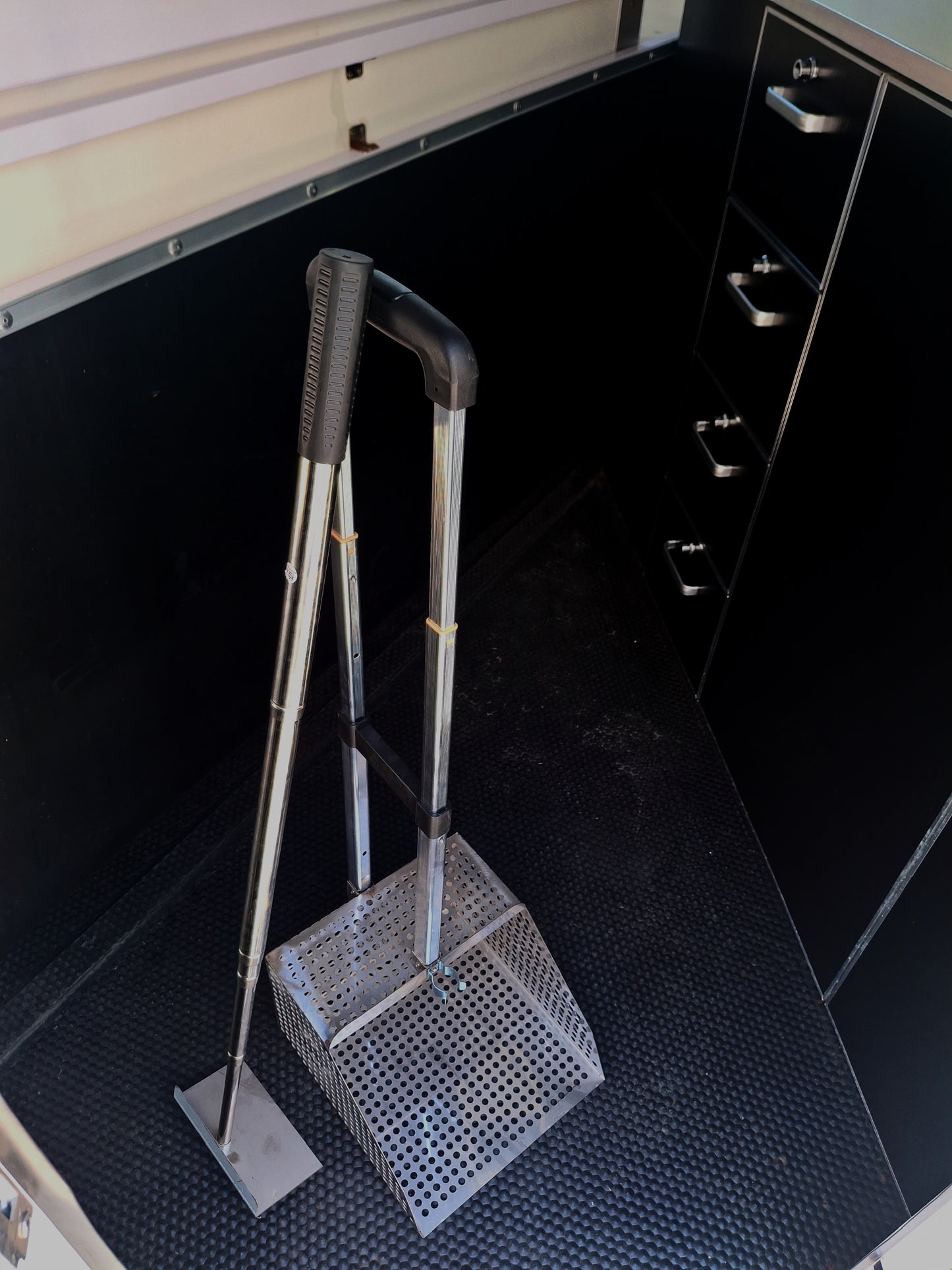 Manure Scooper - New model with telescopic handles!!