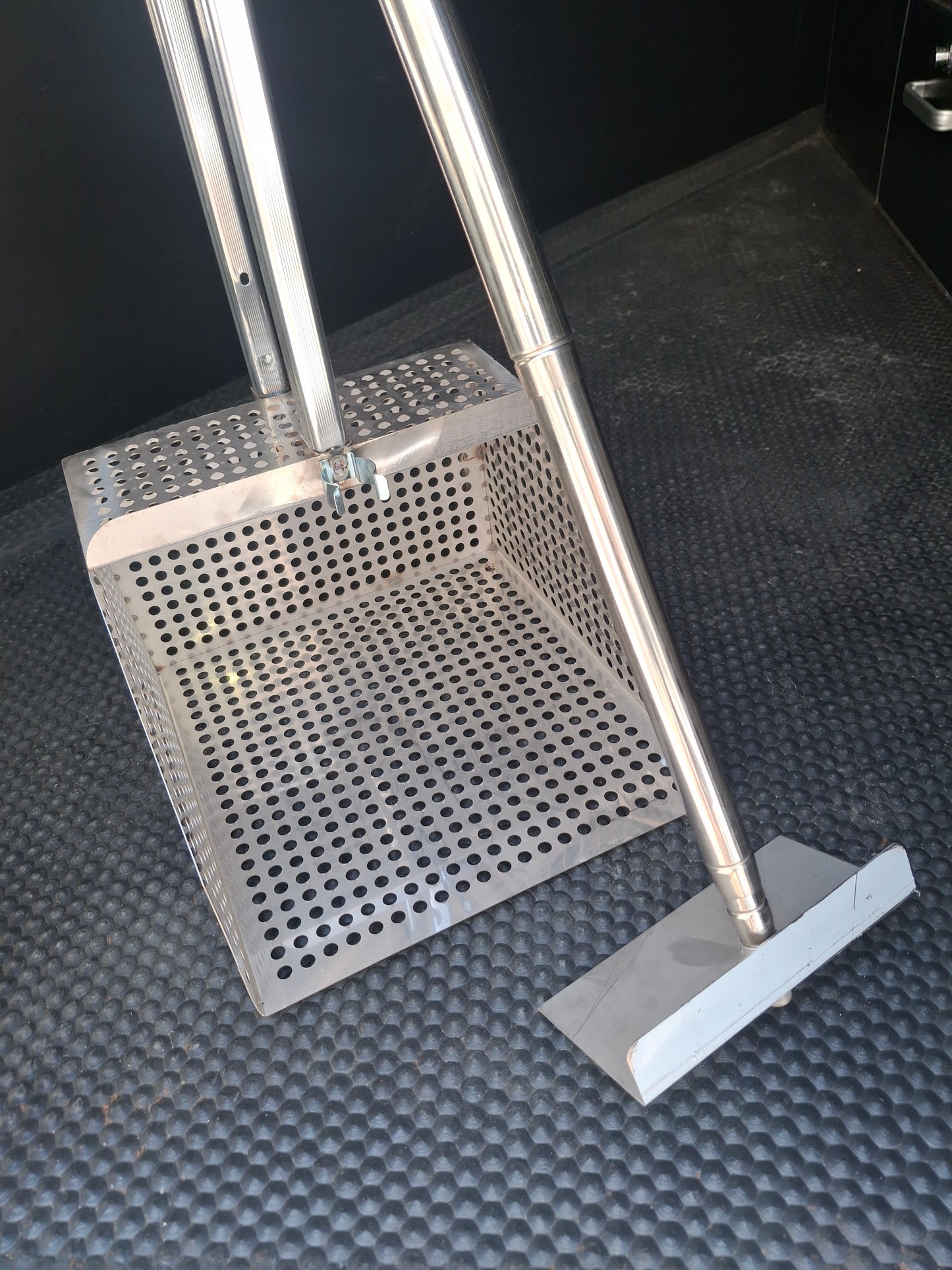 Manure Scooper - New model with telescopic handles!!