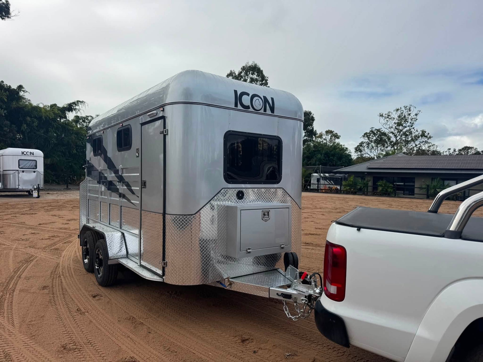 ICON 2HAL-S SN Epic Series Standard Package (281.B) – EuroEquestrian ICON horse float