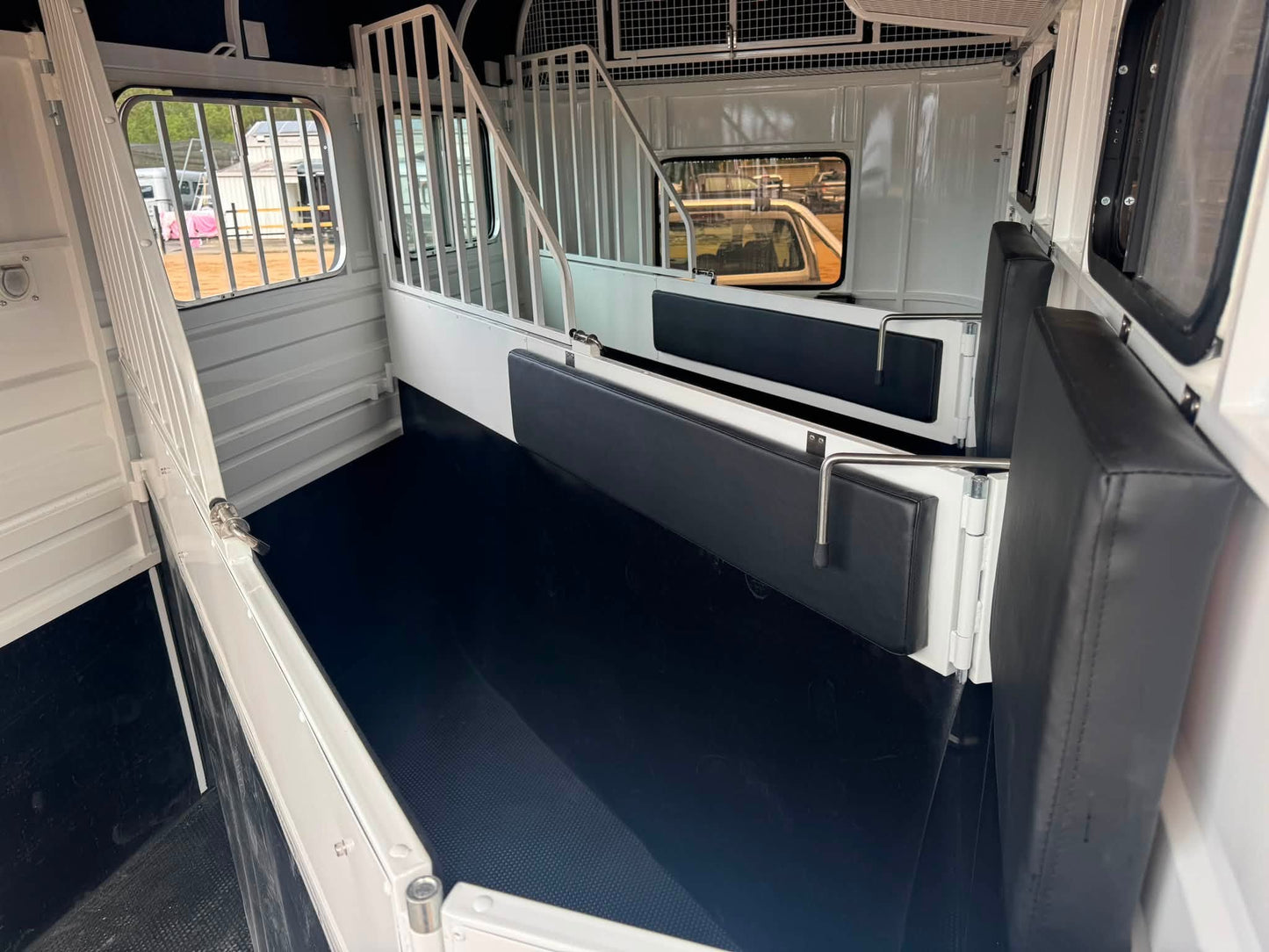 ICON 2HAL-S SN Epic Series Standard Package (281.B) – EuroEquestrian ICON horse float