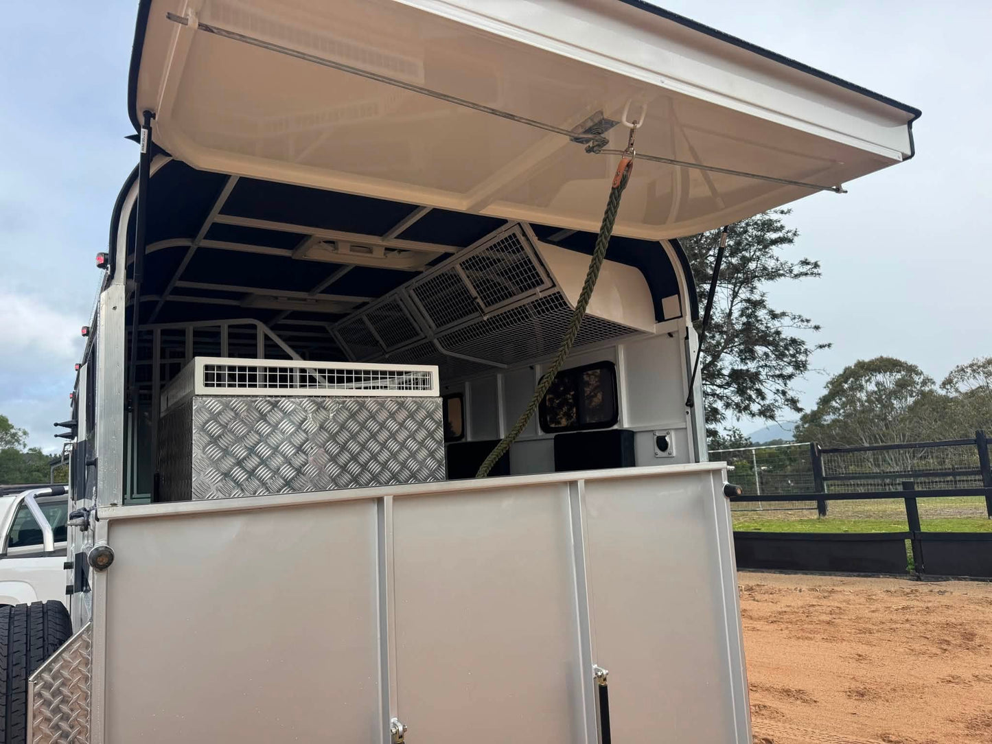 ICON 2HAL-S SN Epic Series Standard Package (281.B) – EuroEquestrian ICON horse float