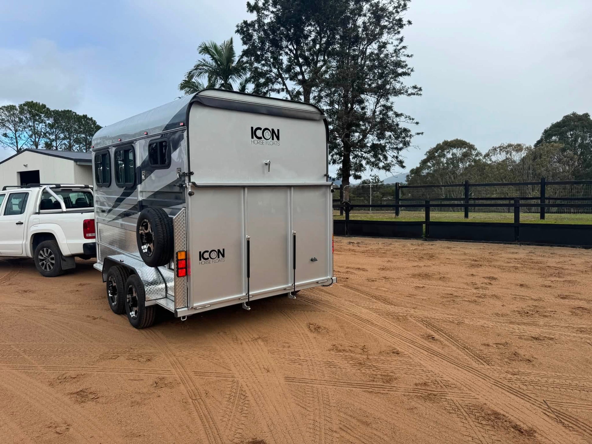 ICON 2HAL-S SN Epic Series Standard Package (281.B) – EuroEquestrian ICON horse float