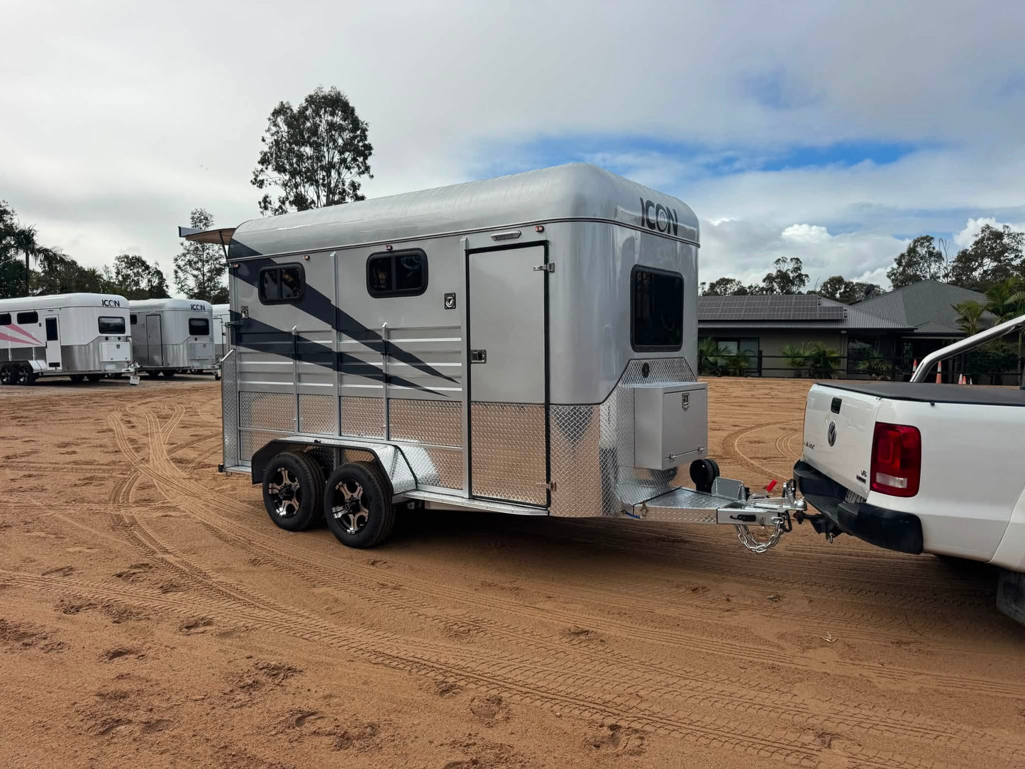 ICON 2HAL-S SN Epic Series Standard Package (281.B) – EuroEquestrian ICON horse float