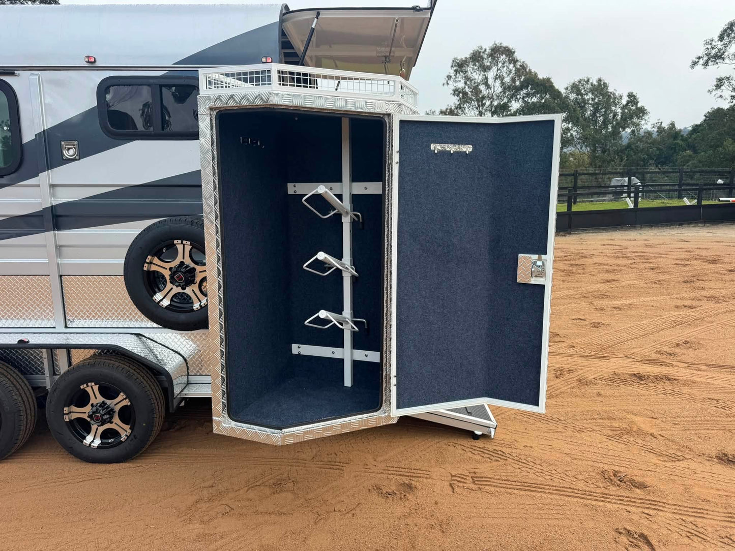 ICON 2HAL-S SN Epic Series Standard Package (281.B) – EuroEquestrian ICON horse float