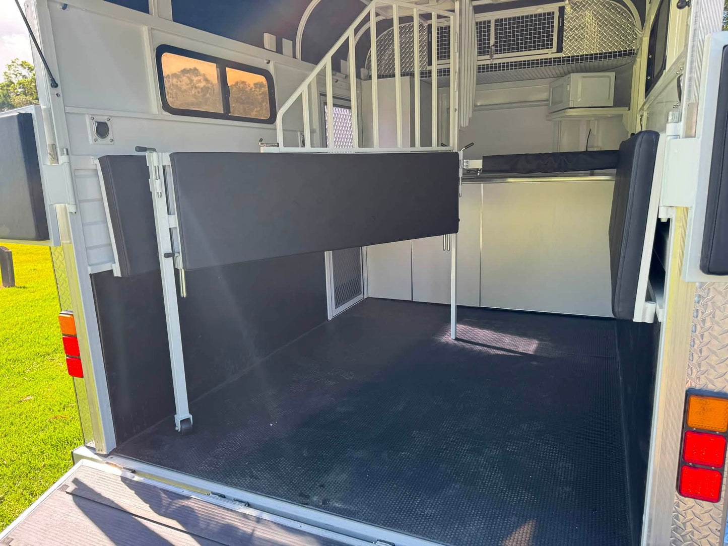 EuroEquestrian 2HSL-L400 Wide Bay ICON Series 2026 - 2 Horse Straight Load