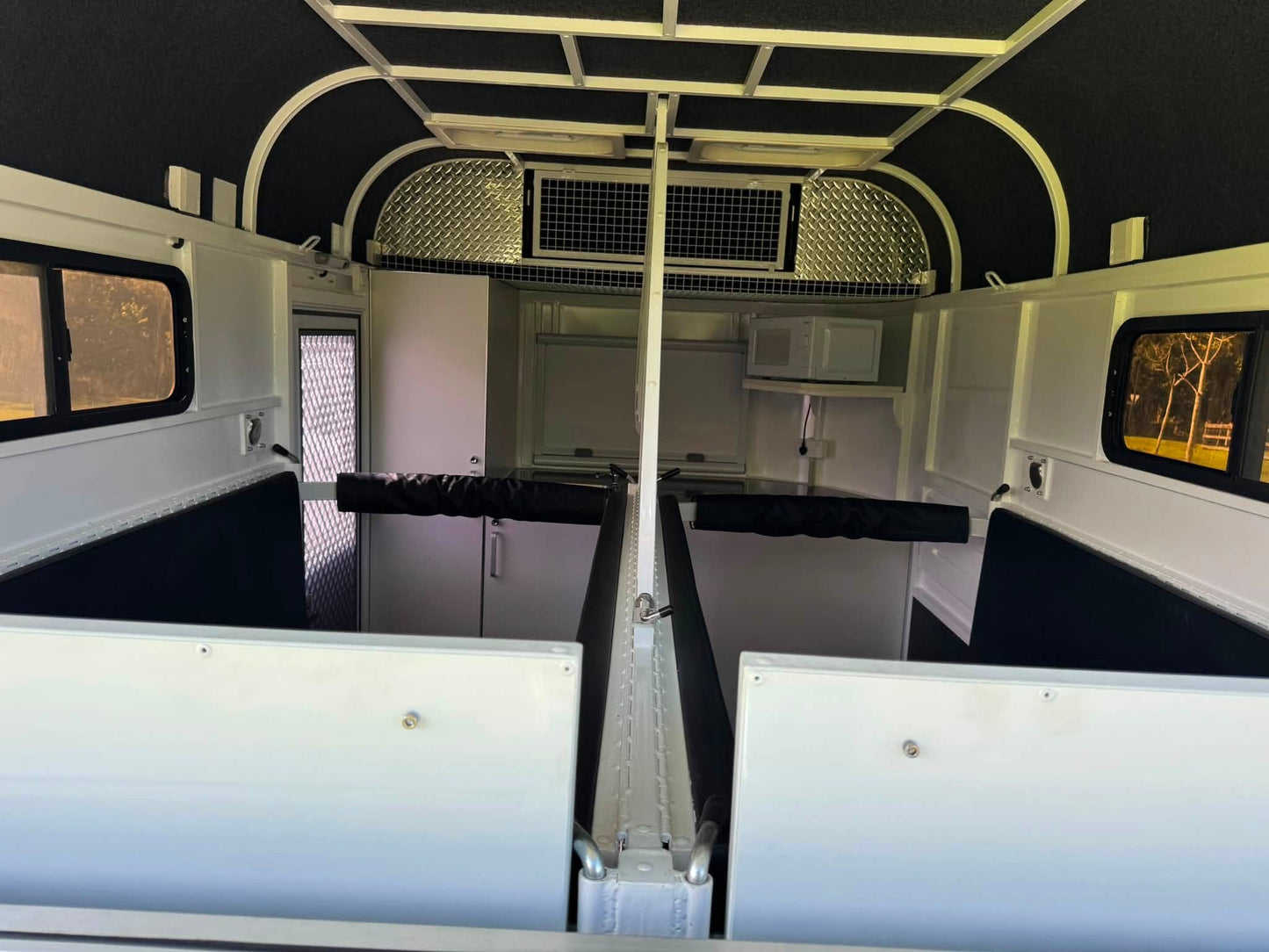 EuroEquestrian 2HSL-L400 Wide Bay ICON Series 2026 - 2 Horse Straight Load